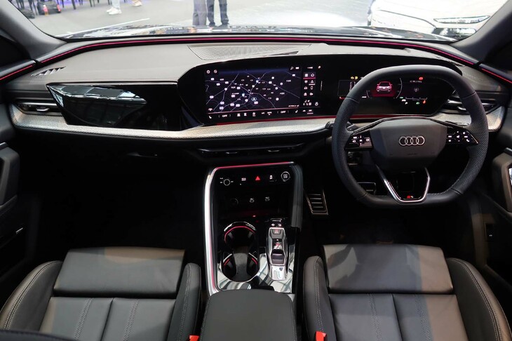 車内前方は、液晶画面が広い面積を占める。助手席専用の10.9インチMMIパッセンジャーディスプレイはオプションとして用意される。