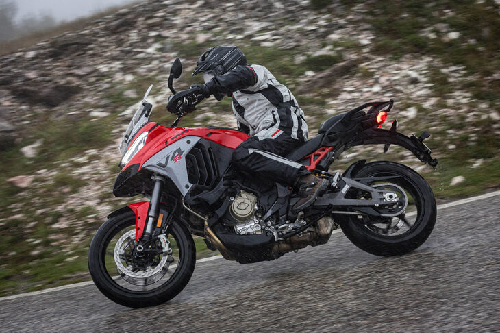 電子制御システムでは「ドゥカティ・ビークル・オブザーバー」(DVO)と呼ばれるプログラムの採用もトピック。バイクの運動量や車体にかかる入力などを推定し、慣性ユニットから得られるデータと合わせて演算に用いることで、より精密なトラクションコントロールやウィリーコントロールなどの制御を実現している。