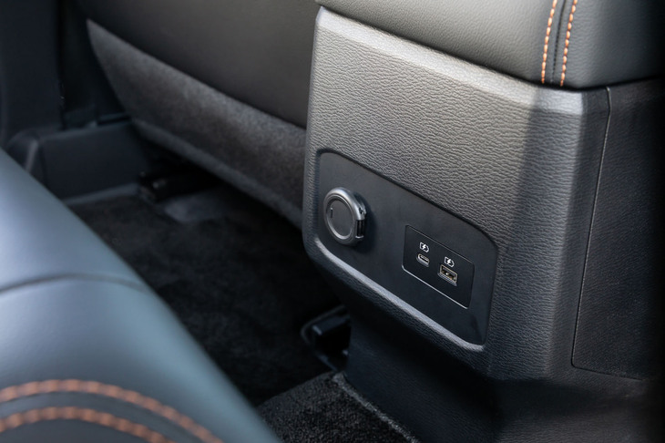 三菱トライトンGSR(リアUSBソケット)