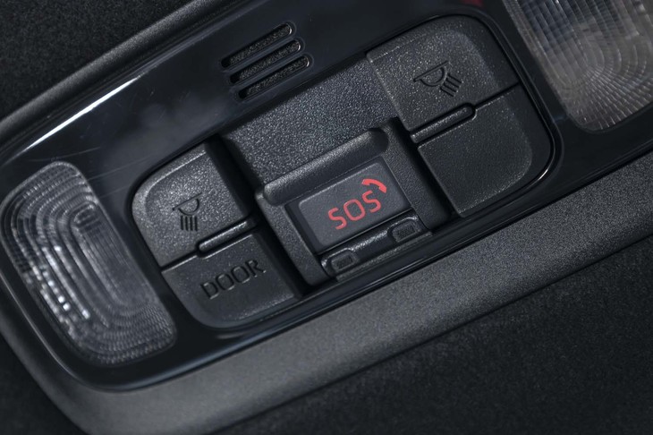 突然の事故や急病時には、専用オペレーターがサポートしてくれるヘルプネットが利用可能。写真は前席の頭上に配される、その呼び出しスイッチ。
