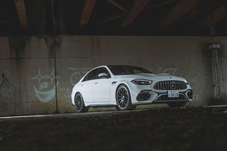「63」を名乗る「Cクラス」としては第4世代となる「メルセデスAMG C63 S Eパフォーマンス」。国内ではジャパンモビリティショー2023で初披露された。