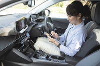 スマートフォンを接続してお気に入りの音楽をかける。キャビンが静かなので繊細なメロディーラインの曲でもきちんと楽しめる。