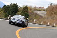 「アルピーヌA110」の0-100km/h加速タイムは4.5秒。最高速度は電子制御リミッターにより250km/hに制限される。