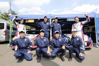 SUGOラウンドでCG ROBOT RACING TEAMに心強い助っ人として加わってくださったスバル・ディーラー・メカニックの皆さんとCG ROBOT RACING TEAMの2人のドライバーたち。前列左より、丹野裕貴メカ(宮城スバル自動車 大河原店)、会田智哉メカ(栃木スバル自動車 宇都宮インターパーク店)、近藤佑樹メカ(秋田スバル自動車 能代店)、関根和樹メカ(福島スバル自動車 福島店)、後列左から、池島実紅選手、蓑和優樹メカ(千葉スバル自動車 松戸店)、寺嶋隼人メカ(神奈川スバル 新山下店)、久保凜太郎選手。