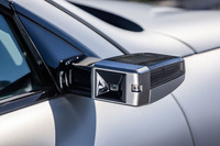 試乗車に装備されていたウインカー内蔵型のデジタルサイドミラー。アウターカバーには、他の外装パートと共通するイメージのパラメトリックピクセルと透明な素材を用いて、先進性を表現している。