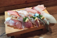 稲取でいただいたお寿司。左上の赤いのがキンメダイ……らしい。らしいというのは記者が確認しなかったから。どれが何の魚かはどうでもよく。おいしければOK。そして稲取のお魚はおいしかった。