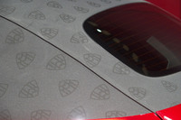 防音処理が施されたアコースティックソフトトップは、ライトブラックカラーのファブリックで仕立てられている。