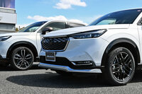 「ヴェゼル」の純正ホイール(写真左)とモデューロの新型「MS-050」(同右)。