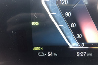 「iX」で200kmほど走ると、バッテリー残量は54%に低下した。航続距離は650kmとうたわれているが、今回のような使い方だと実質的な航続距離は400km強だろうか。まだまだ走れそうだが、怖いので早めに充電することにした。