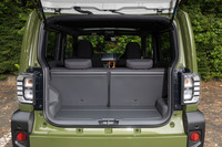 荷室については、防汚性の高い樹脂製のパネルを用いたり、外したフロアボードをしっかり固定しておけるようにしたりと、各部に細やかな配慮がなされている。一方で、後席にスライド機構がなかったり、フルフラットに後席を格納するにはヘッドレストを外す必要があったりといったウイークポイントも見られる。