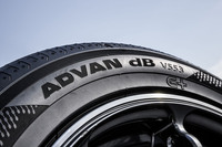 雨と静けさをイメージした模様と鮮明なロゴデザインを組み合わせ、プレミアムコンフォートタイヤにふさわしい洗練されたイメージを表現したと紹介される「アドバンdB V553」のサイドウォールデザイン。
