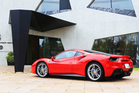 試乗車のボディーカラーは「ロッソコルサ・メタリッザート」。