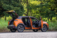 「2008 GT BlueHDi」のボディーサイズは全長×全幅×全高=4305×1770×1550mm、ホイールベースは2610mm。パノラミックサンルーフが装着された車両の重量は1350kgと発表されている。