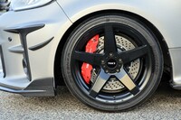 足まわりはドライバーの要望やスキルに応じてアップデートが可能。TOM'S自製のサスペンションキットが標準で装備されるほか、オプションで鍛造アルミホイールやブリヂストンの高性能スポーツタイヤ「ポテンザRE-71RS」も用意される。