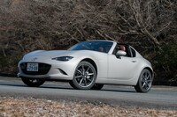 多彩なラインナップにより、選ぶ楽しみもある「ロードスター」シリーズ。写真は2021年12月に追加された「ロードスターRF」の特別仕様車「VSテラコッタセレクション」。