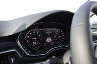 オプションの「セーフティーパッケージ」を選択すると、「アクティブレーンアシスト」「アダプティブクルーズコントロール」「パークアシスト」「サラウンドビューカメラ」などの安全装備が追加される。アダプティブクルーズコントロールを使用すると、レーダーによる計測で、あらかじめ設定した先行車両との車間距離を保ちながら、一定の速度で巡航できる。