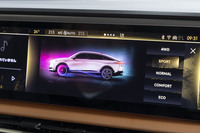 ドライブモードは「4WD」「SPORT」「NORMAL」「COMFORT」「ECO」の5種類。4WDとSPORTモードでは前後2つのモーターが常時駆動するいっぽう、ECOモードではフロントモーターのみで走行し、電力消費を抑制する。