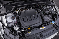 2リッター直4ディーゼルエンジンは、2021年に先行導入した新型「ゴルフTDI」に採用されたものと同一。ツインドージング(デュアルAdBlue噴射)システムの採用で窒素酸化物(NOx)の排出量を大幅に削減しつつ、最高出力150PS、最大トルク360N・mを発生する。