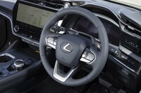 まずは円形のステアリングホイールからリリースされた「RZ」だが、いずれはバイワイヤ方式を使った操縦かんのような形状のステアリングも設定されるとのこと。