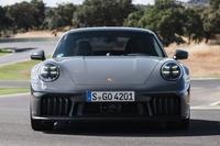 大幅改良を受けた「911」のフロントマスク(写真は「カレラGTS」)。過去のモデルではバンパーやエアダクト内に配されていたフロントドライビングライトを、ヘッドライトに統合。より大型の冷却ベントを配置することが可能となった。