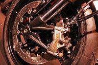 フロントに備わるφ320nmmのブレーキディスクにブレンボ製のStylemaキャリパー。