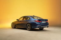 「B5」は「ドライビングアシストプロフェッショナル」や「レザーフィニッシュダッシュボード」などを標準装備。装備を充実させながらも、価格は現行モデルと同額に据え置かれている。