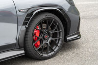 「S210」のタイヤサイズは「WRX S4」より低偏平で内径が大きい255/35ZR19。ミシュランの高性能スポーツタイヤ「パイロットスポーツ4 S」を装着する。