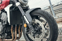 フロントのサスペンションには、しゅう動抵抗の低減と軽量化を実現するため、左側フォークに減衰機構とスプリングを、右側フォークにスプリングのみを装備したショーワ製倒立フロントフォークを採用。