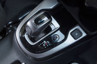 ハイブリッドモデルのトランスミッションは、モーターを内蔵するデュアルクラッチ式の7段AT。今回のマイナーチェンジでセレクターレバーの色がシルバーからグレーに変更された。