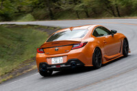 LSDには、限界領域でのおだやかな滑り出しとコントロール性の高さを重視して、加速時に加え減速時にもわずかに作動する1.5way式を採用。イニシャルトルクを低めに設定することで、街乗りなどでの違和感を抑えている。