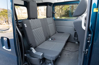 座面、背もたれともにいささか偏平な後席。ただし、幅685mm、高さ1190mmという大開口のスライドドアにより、乗降性は良好だ。