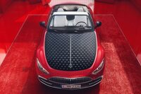 2024年8月に発表された「メルセデス・マイバッハSL680モノグラムシリーズ」。ボンネットやソフトトップに、これでもかとマイバッハのモノグラムがちりばめられていた。