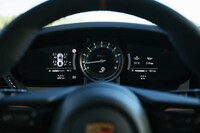 グリーンのアクセントカラーが特徴的なメーターパネル。エンジン回転計の目盛りは1万rpmまで刻まれており、「911」伝統の“5連メーター表示”に切り替え可能だ。