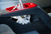 軽量化のため、6段MT仕様にはオープンゲートタイプのセンターコンソールが用いられている。