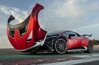 「ウラカンSTO」は他の「ウラカン」とは違い、フロントバンパーおよびフェンダー、ボンネットが一体型になっている。「Cofango(コファンゴ)」と呼ばれるこのフロントセクションは、写真のように前ヒンジで大きく開く。(写真は海外のサーキットにおけるイメージ)