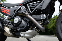 バルブの開閉を特殊なカムシャフトとロッカーアームで行う、ドゥカティ伝統の動弁機構が用いられた排気量803ccの空冷V型2気筒SOHCエンジン。従来型のエンジンより約2.5kg軽量化している。