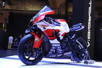 こちらは鈴鹿8耐仕様の「YZF-R1」。レースで受けた傷にすごみが感じられた。