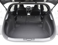 ガソリンエンジン車のラゲッジスペース。後席を前方に倒すことで、積載容量を拡大できる。