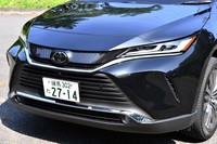 アッパーグリルとヘッドランプがひとつながりになったフロントまわり。「涼しげな表情」で都市型SUVらしい個性を主張する。