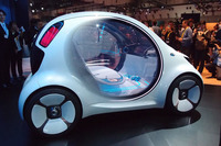 「ビジョンEQフォーツー」のドアは、ほぼ全体がグラスエリアになっている。