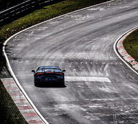 「ウラカン ペルフォルマンテ」の0-100km/h加速タイムは2.9秒で、最高速度は325km/h以上。100km/hからの制動距離は31mと公表される。