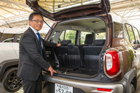 「クロスビー」自慢のラゲッジアンダーボックスについて説明してくれる髙橋さん。「(容量の大きい)FF車ならベビーカーを縦に収納できるので、ほかの荷物も入れやすいんです」。