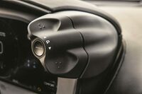 メーターナセルの上部にレイアウトされた、ウイングナット状のスイッチ。これを介してハンドリングとドライブトレインの調整を行う。