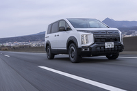 東京から新潟までの道のりはずっとドライ。かつてのオールシーズンタイヤのように腰砕けになる感覚はなく、ディーゼルエンジンからの力強いトルクをしっかりと路面に伝えている。