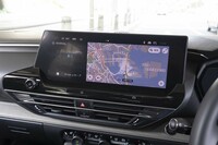 センタースクリーンのサイズは12インチ。「プラグインハイブリッド」では画面の左側にエネルギーフローと駆動用バッテリーの残容量が表示されるのがデフォルトの設定(簡単に消せる)。