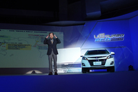 熱弁をふるう水野氏。壇上に「U6ターボ エコハイパー」も登場。