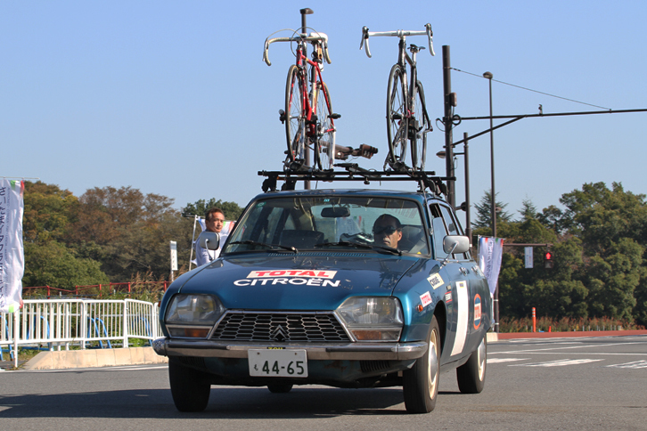 ルーフキャリアに2台のスポーツサイクルを積んだ「シトロエンGS」。