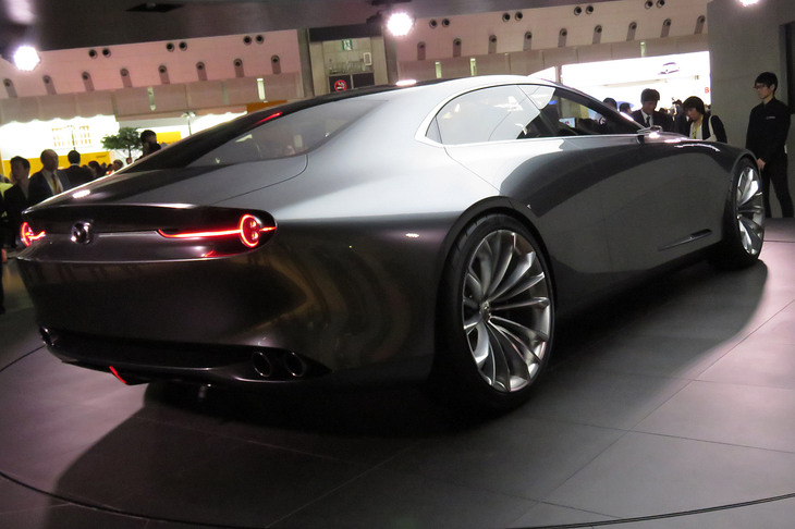 同じく2017年の東京モーターショーより、コンセプトモデルの「ビジョン クーペ」。 
	ほった「ひょっとしたら、今年のジャパンモビリティショーで、でっかい花火が打ち上がるかもしれませんよ」 
	清水「それもいいけど、そろそろメカのほうも頑張ったほうが……」