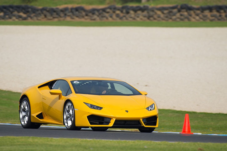 車両重量は1389kg(乾燥重量)。前後の重量配分は「LP610-4」の43:57から40:60へ改められている。