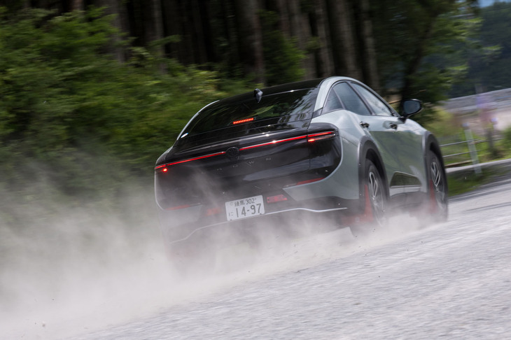 パワートレインは2.4リッターターボエンジンを核とした「デュアルブーストハイブリッド」。リアアクスルにもモーターを搭載し、システム最高出力349PSを発生する。